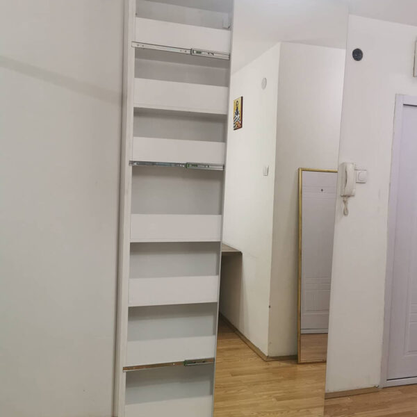 Klizni cipelarnik sa ogledalom otvorena vrata
