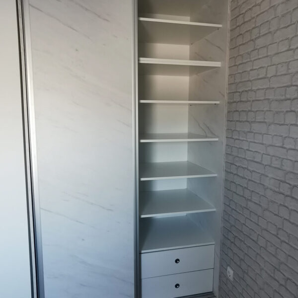 Klizni ormar po meri otvoren