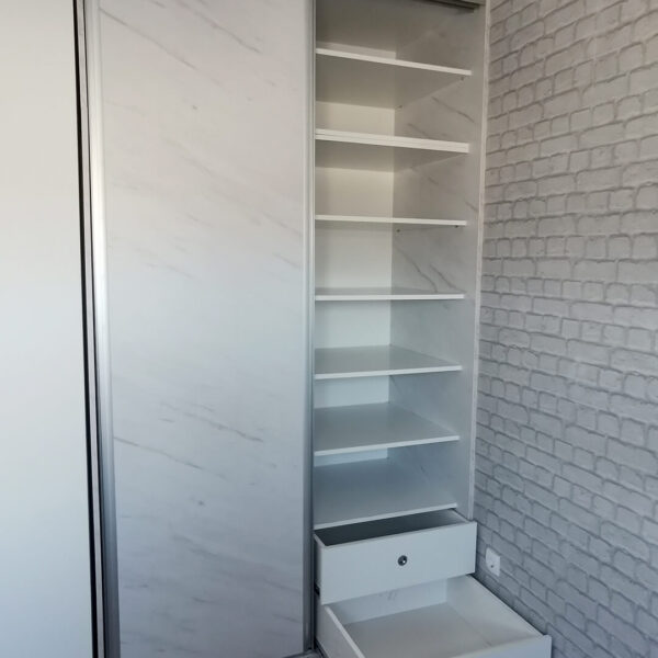 Klizni ormar po meri otvoren sa fiokama