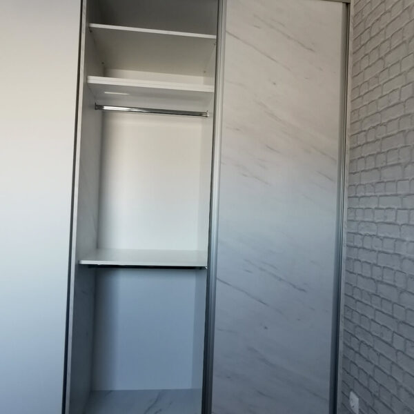 Klizni ormar po meri otvoren sa visilicom