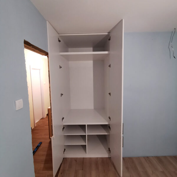 Ugradni plakar beli otovoren