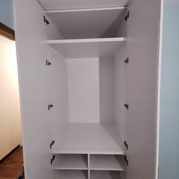 Ugradni plakar beli sa policama